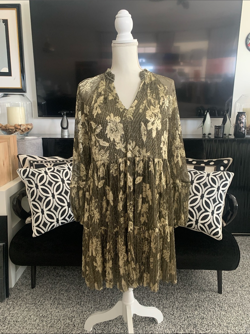 Floral Tiered V-Neck Long Sleeve Dress in Black& Cream. Small